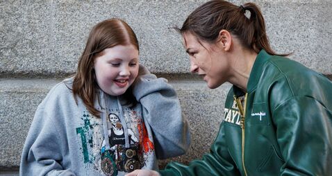 Young fan Leanne meets Katie Taylor after the weight in 4/9/2026