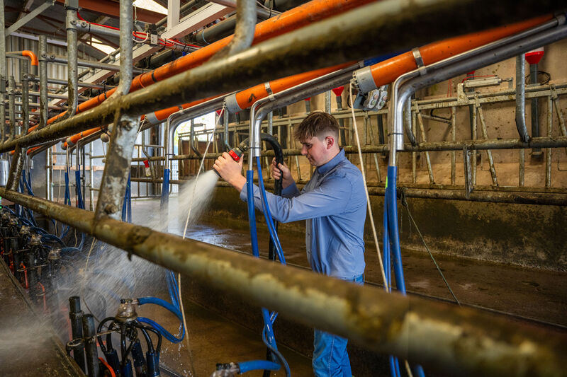 Farmer Peter Thompson hoses down his new milking parlour at his farm in Aghamarta, Carrigaline, Co. Cork. Picture: Noel Sweeney. Farmer Peter Thompson hoses down his new milking parlour at his farm in Aghamarta, Carrigaline, Co. Cork. Picture: Noel Sweeney.