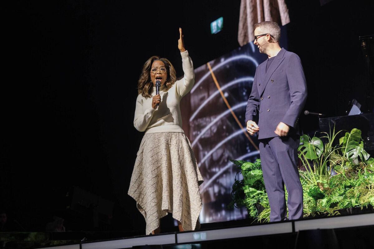Pictured on stage at 3Arena Dublin is Oprah Winfrey in conversation with MC David Meade during her first live appearance in Ireland, as part of Up Close With Oprah Winfrey, presented by Pendulum Summit and Front Row Speakers. Picture: Conor McCabe Photography.