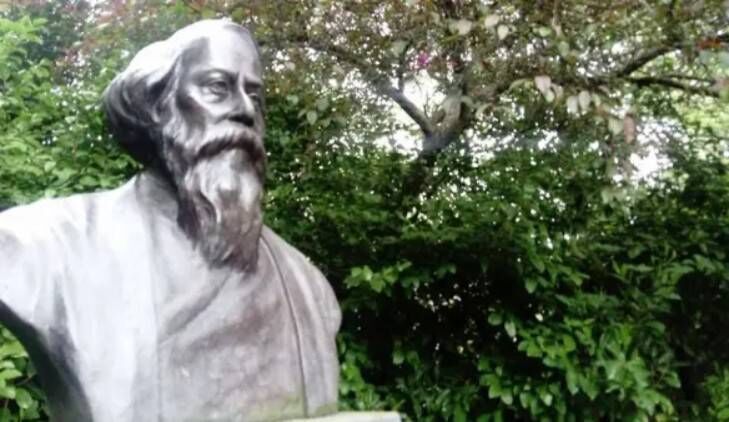 A bronze bust of artist and an intellectual Rabindranath Tagore in St Stephen’s Green, Dublin. A bronze bust of artist and an intellectual Rabindranath Tagore in St Stephen’s Green, Dublin.