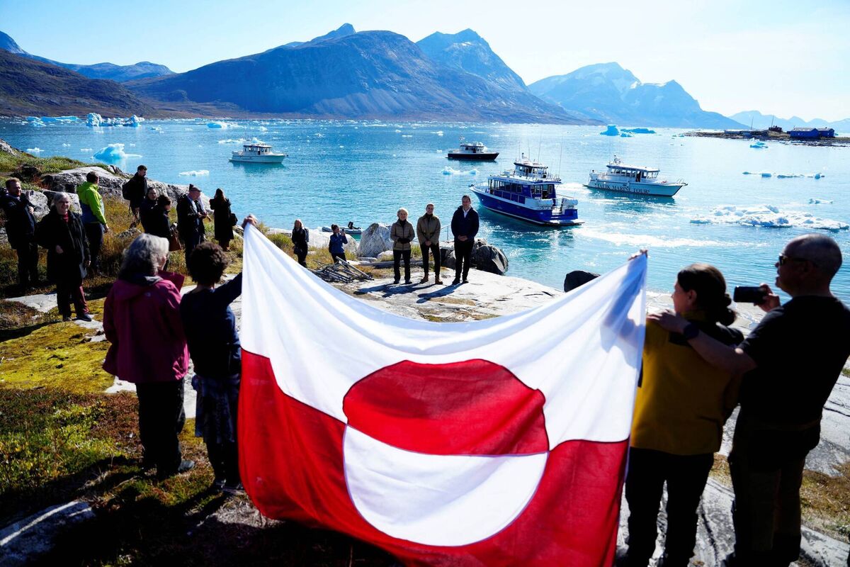Bystanders display a Greenland flag as European Commission President Ursula von der Leyen (back left), Greenland Prime Minister Jens-Frederik Nielsen (back right) and Danish Prime Minister Mette Frederiksen visit Qoornoq, an abandoned settlement on Bear Island, Greenland, on September 6, 2026. Picture: Mads Claus Rasmussen/Getty Images. Bystanders display a Greenland flag as European Commission President Ursula von der Leyen (back left), Greenland Prime Minister Jens-Frederik Nielsen (back right) and Danish Prime Minister Mette Frederiksen visit Qoornoq, an abandoned settlement on Bear Island, Greenland, on September 6, 2026. Picture: Mads Claus Rasmussen/Getty Images.