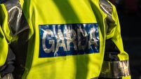 2HFGF0E Garda inscription on a police jacket from Ireland