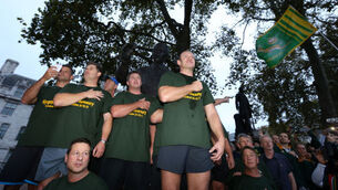 WATCH: Hundreds of supporters recreate famous Springboks run with Francois Pienaar