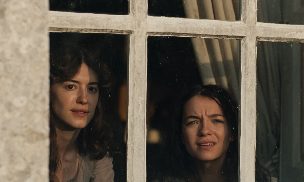 Daisy Edgar-Jones stars as Elinor Dashwood and Esmé Creed-Miles as Marianne Dashwood in Sense and Senseibility. Daisy Edgar-Jones stars as Elinor Dashwood and Esmé Creed-Miles as Marianne Dashwood in Sense and Senseibility.