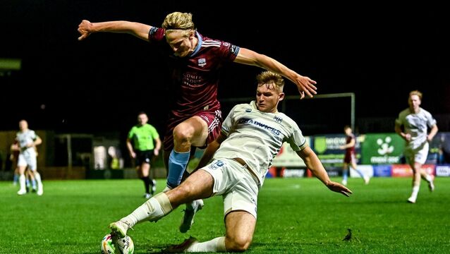 <p>Odhran Casey of Shelbourne in action against Kris Twardek of Galway United. Pic: Piaras Ó Mídheach/Sportsfile</p>