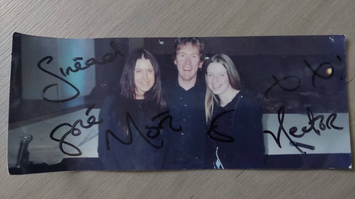 Jenny McEntegart and Sinéad Byrne skipped school to meet Hector Ó hEochagáin in their local Ticketmaster in Athlone, and he signed a photo taken of them at an earlier event Jenny McEntegart and Sinéad Byrne skipped school to meet Hector Ó hEochagáin in their local Ticketmaster in Athlone, and he signed a photo taken of them at an earlier event