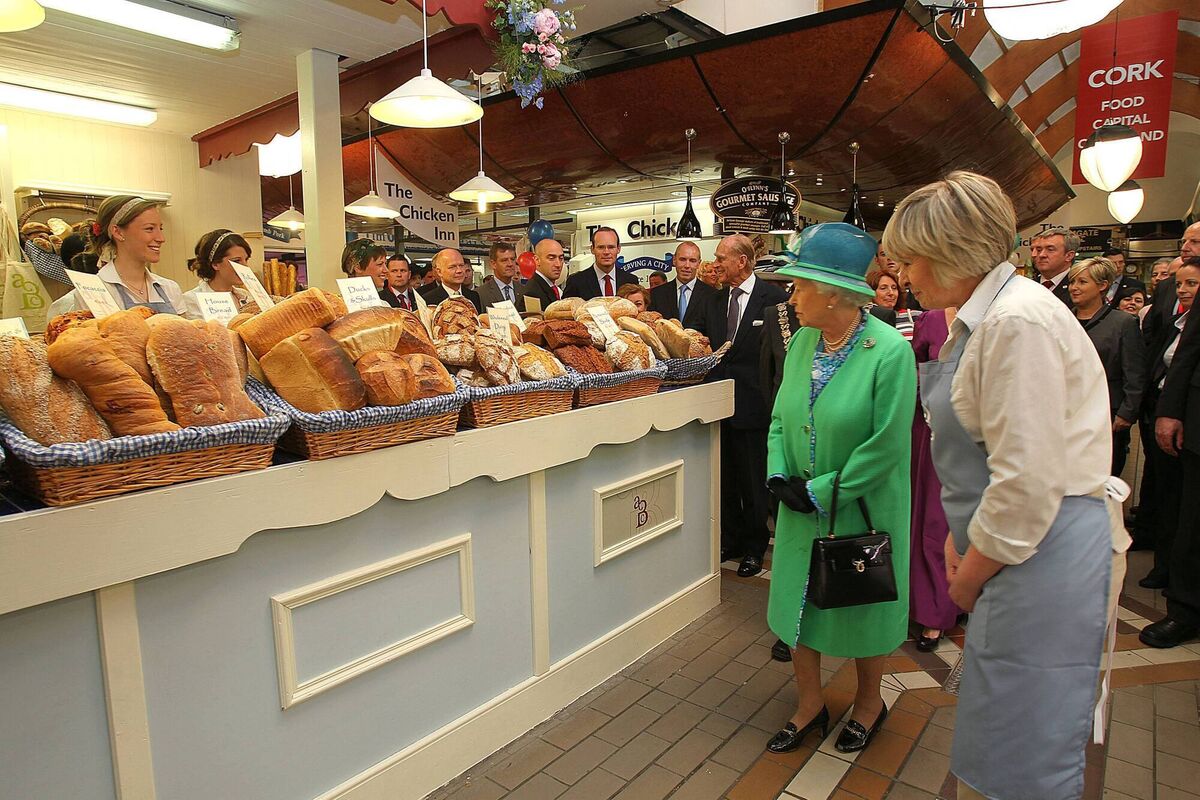 Queen Elizabeth II meeting Elizabeth Fitzpatrick, Alternative Bread Company in The English Market during her state visit in 2011. Picture: Maxwells Dublin / Irish Government. Queen Elizabeth II meeting Elizabeth Fitzpatrick, Alternative Bread Company in The English Market during her state visit in 2011. Picture: Maxwells Dublin / Irish Government.