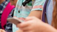 elementary school students with smartphones