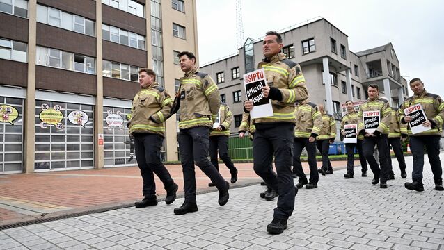 <p> Siptu members of Cork City Fire Brigade Picket at the Fire Station, Cork City this morning. Picture: Larry Cummins</p>