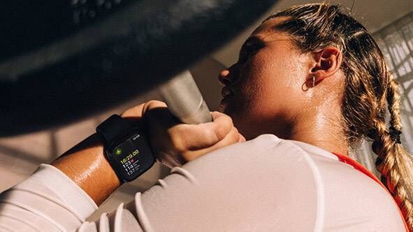 The Retina display on the 45mm model delivers sharp, vivid visuals, making it easy to read detailed data and navigate apps. Picture: Apple