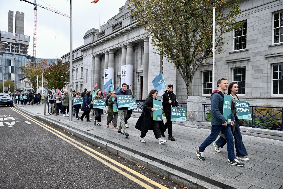 Public sector workers picket at Cork City Hall, Cork City on Wednesday morning. Public sector workers picket at Cork City Hall, Cork City on Wednesday morning.