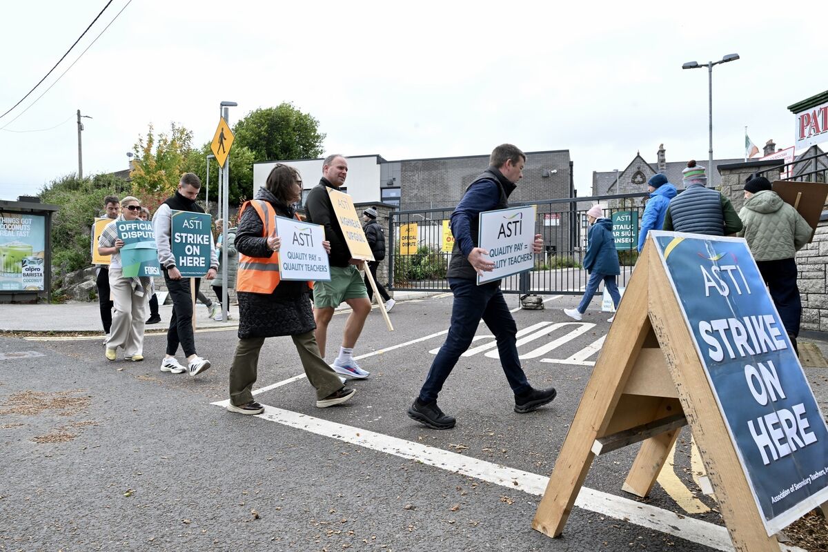 ASTI and Forsa union members picketing at Patrician Academy secondary school at Mallow, Co Cork. Picture: Larry Cummins ASTI and Forsa union members picketing at Patrician Academy secondary school at Mallow, Co Cork. Picture: Larry Cummins