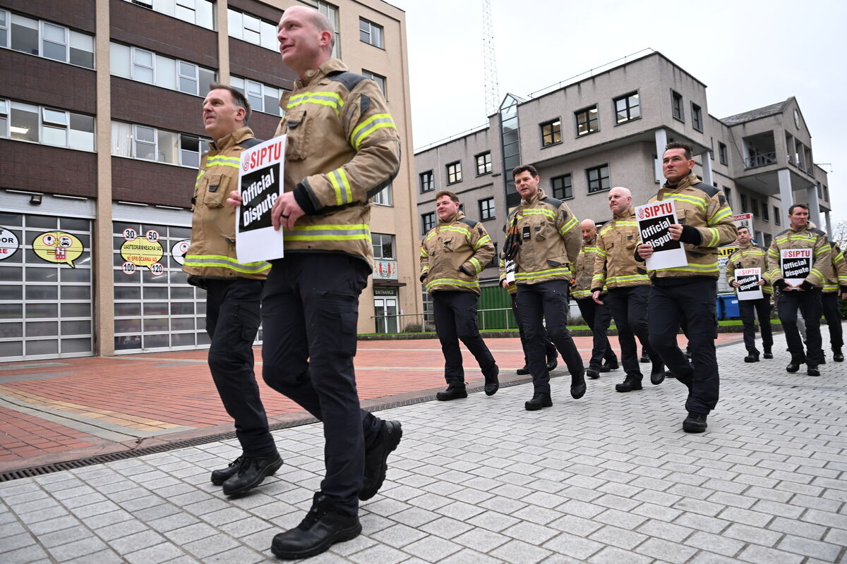 Siptu union members of Cork City Fire Brigade picket at the Fire Station, Anglesea St, Cork on Wednesday morning. Picture: Larry Cummins Siptu union members of Cork City Fire Brigade picket at the Fire Station, Anglesea St, Cork on Wednesday morning. Picture: Larry Cummins