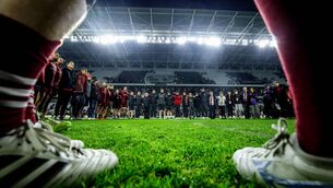 <p>STAND UP: The Munster squad and backroom team kick up a rousing climax to a European night in Cork with the ‘Stand up and Fight’ anthem, a tribute to Anthony Foley. Pic: Nick Elliott, Inpho</p>