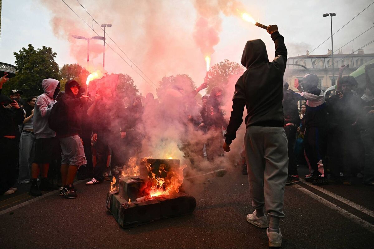 Students burn a cardboard tank during the 'No Meloni Day', a national day of marches across Italy inspired by what is happening in France and Spain, to protest against the cost of living, the School Decree, the condition of school buildings and demanding increased funding, in Turin on October 16, 2026. Photo: Marco Bertorello/AFP via Getty Images