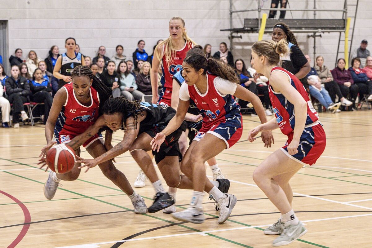 Glanmire‘s Tasmanian Jordan and Brunell’s Francesca Kyamagero dive for the ball. Pic: Chani Anderson