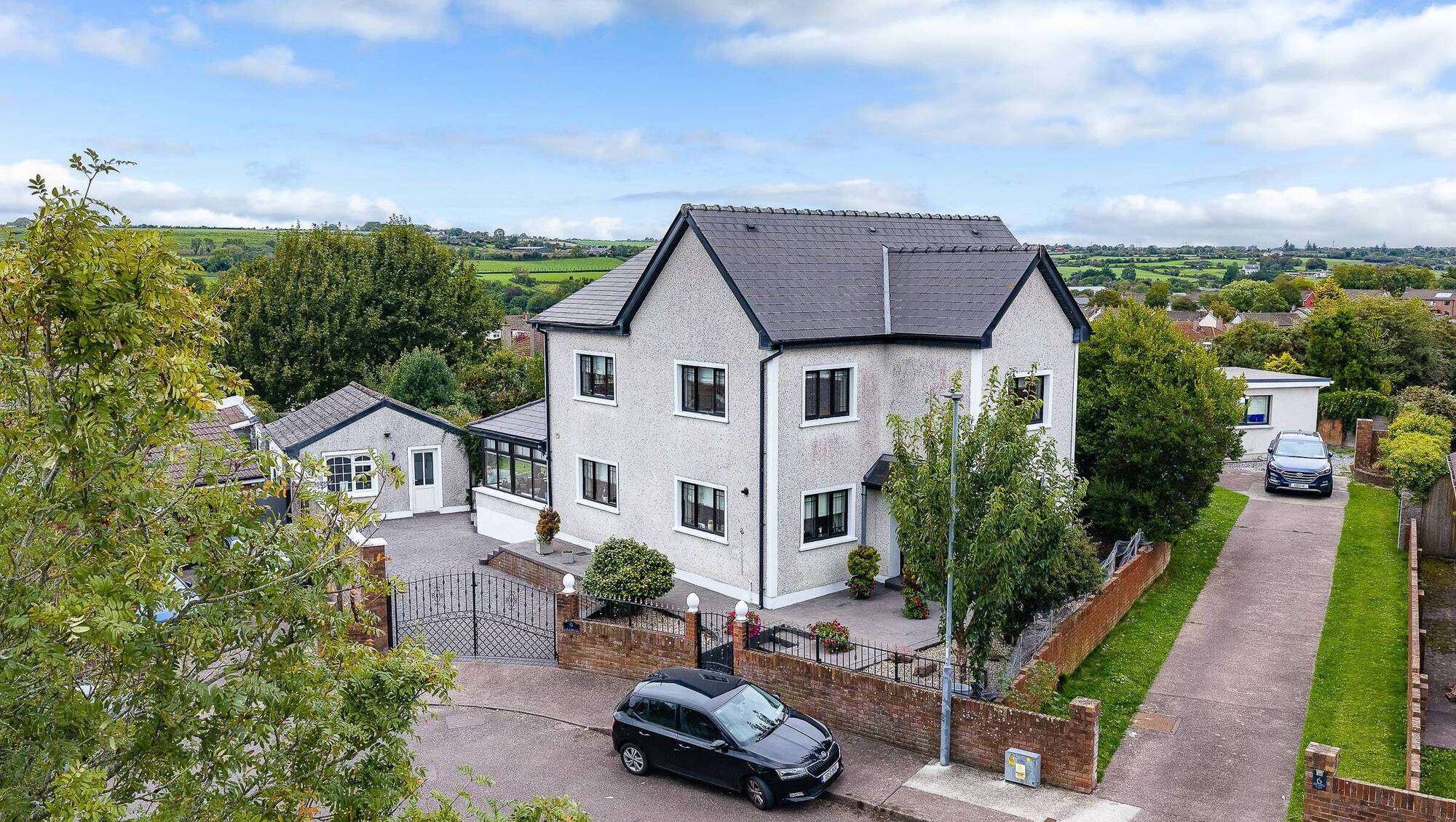 €595k Commons Road home has a gym, bar and great gardens