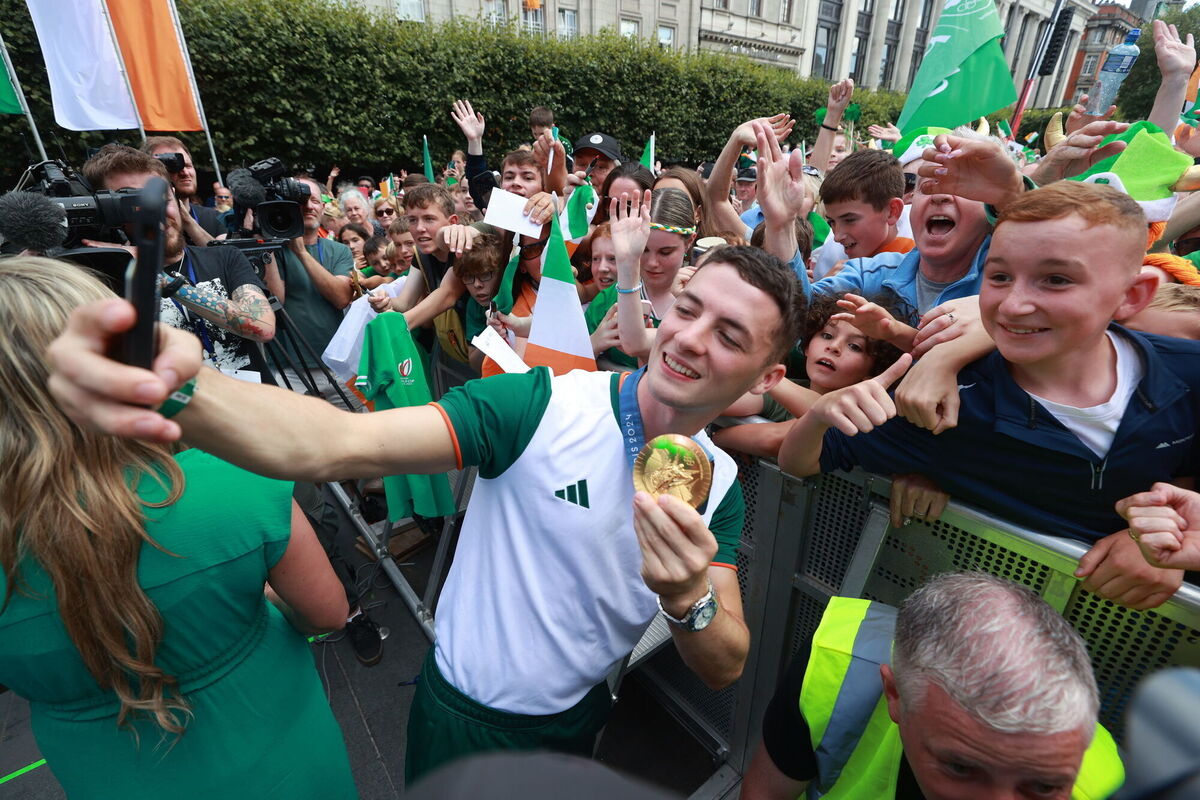 Ireland's Rhys McClenaghan takes a selfie with fans on O'Connell Street. Pic: Liam McBurney/PA Wire