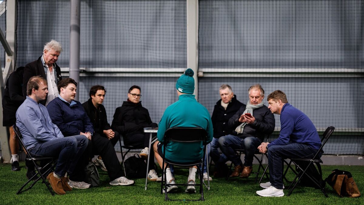 Kicking Coach Jonathan Sexton speaks to our own Brendan O'Brien and the rest of the press. Pic: ©INPHO/Ben Brady. Kicking Coach Jonathan Sexton speaks to our own Brendan O'Brien and the rest of the press. Pic: ©INPHO/Ben Brady.