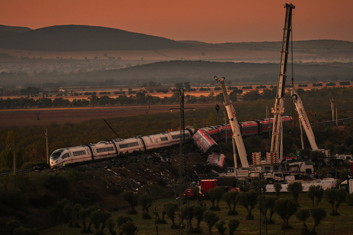 Cranes lift wrecked train carriages as rescuers search for victims following a collision between two trains in Urda, Spain, Thursday, Oct. 29, 2026. (AP Photo/Manu Fernandez)