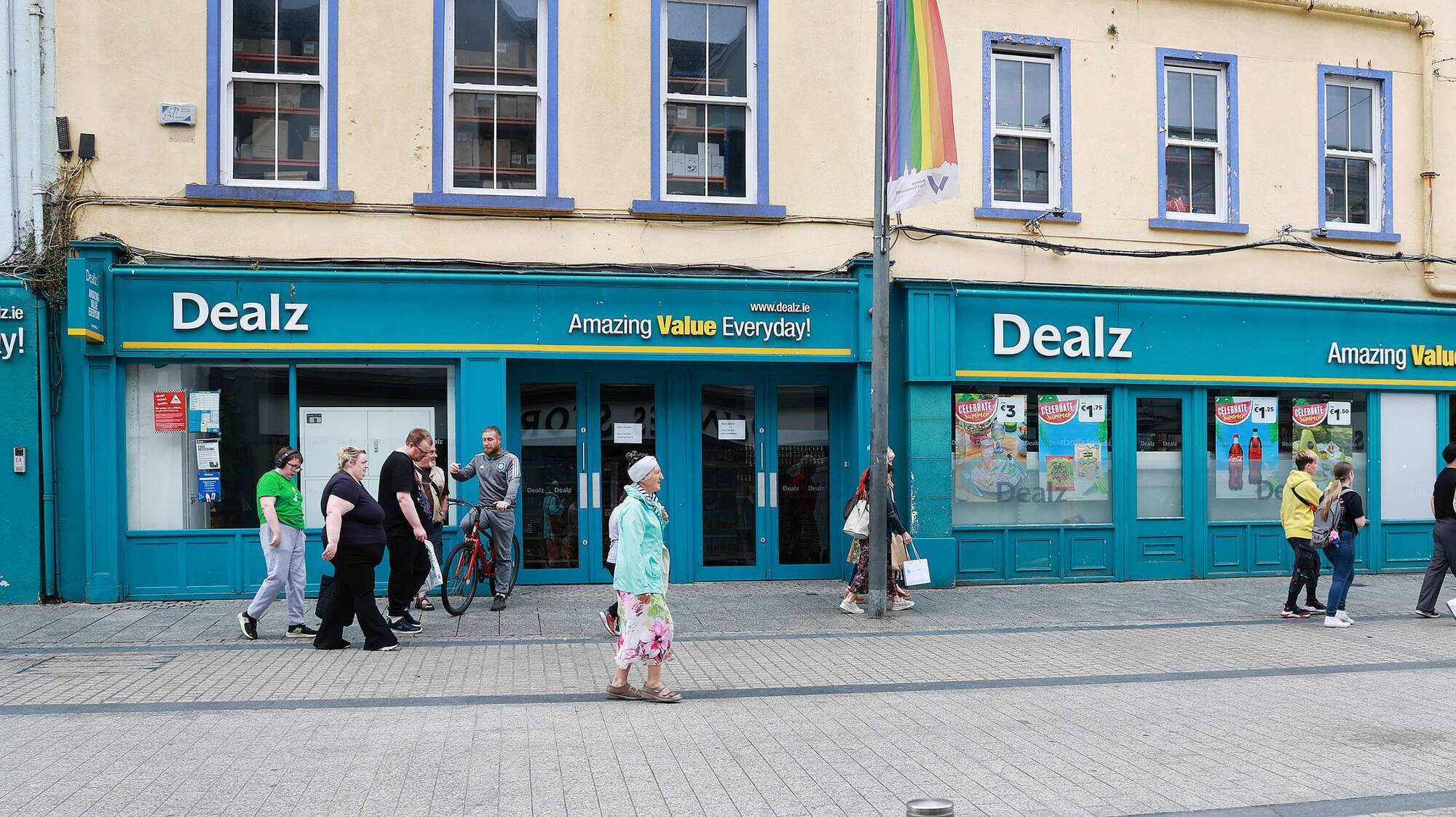 Fears for Dealz jobs as discount retailer enters administration