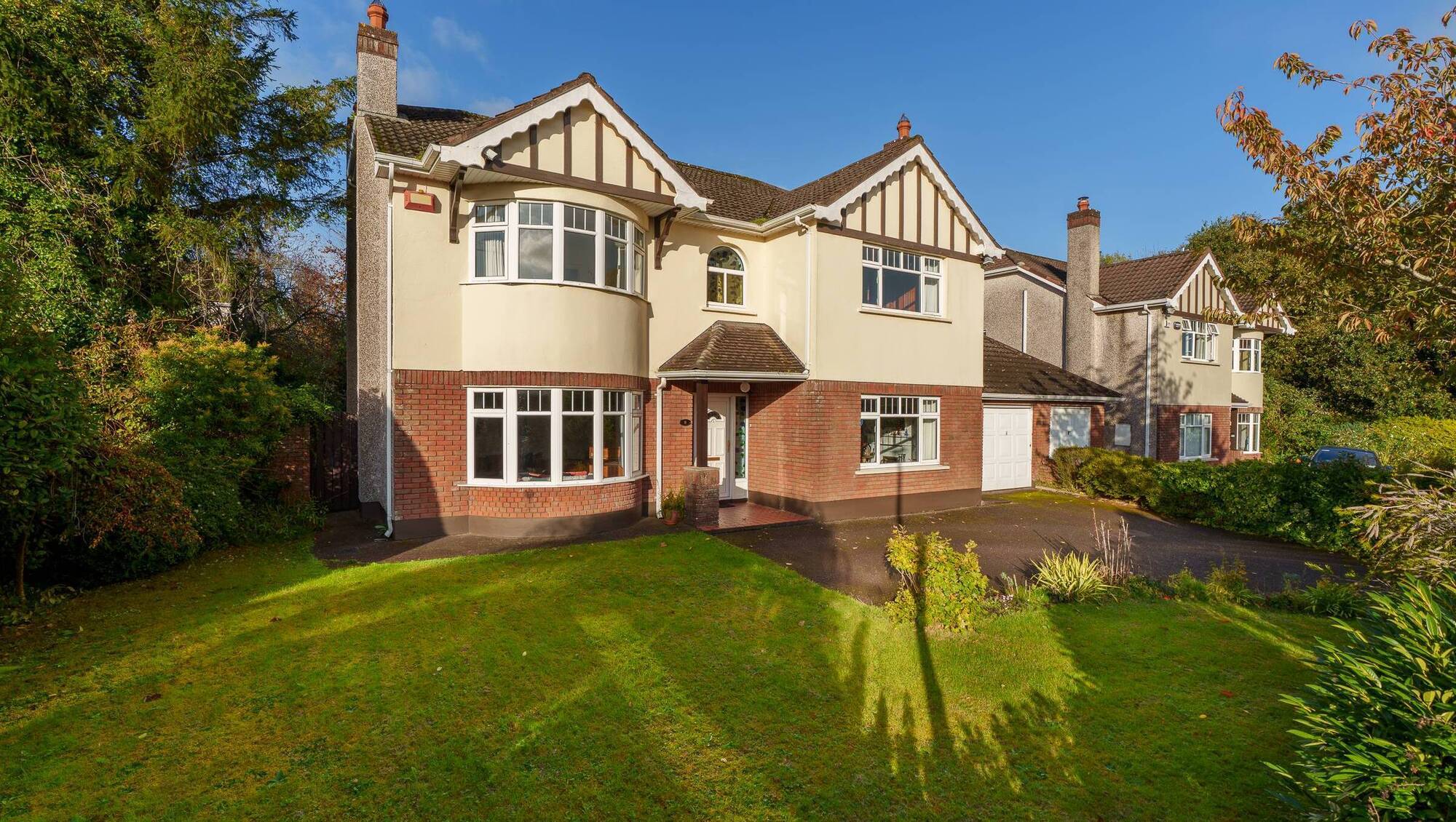 8 The Manor, Model Farm Road