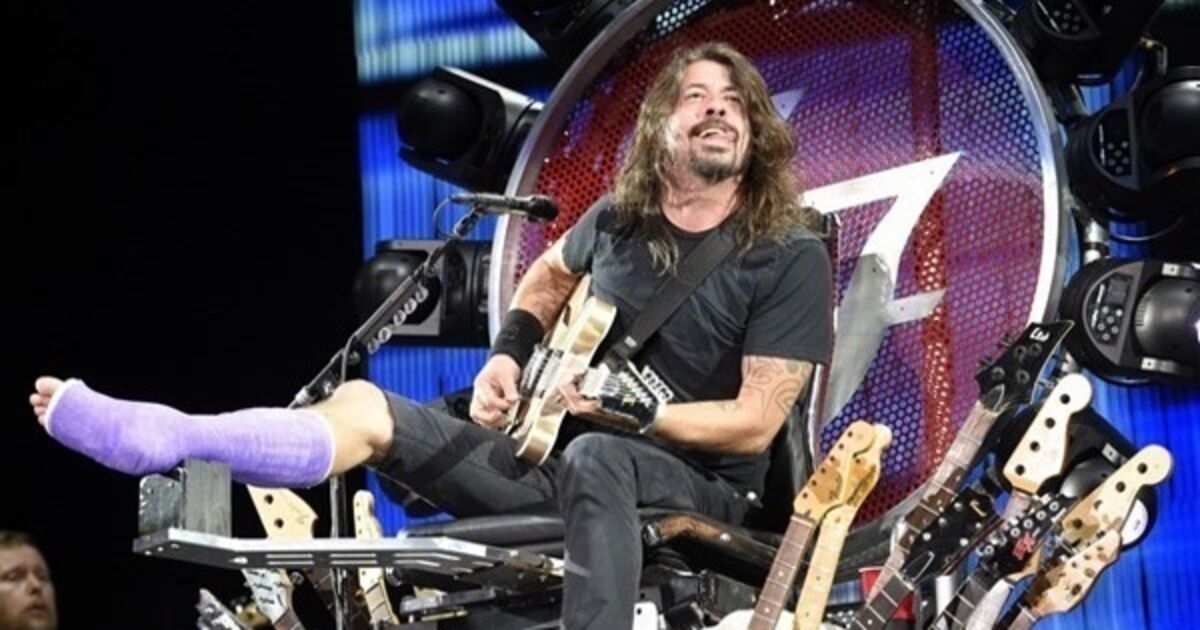 Dave Grohl’s invites his orthopedic surgeon to sing on stage
