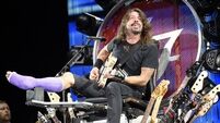 Dave Grohl’s invites his orthopedic surgeon to sing on stage
