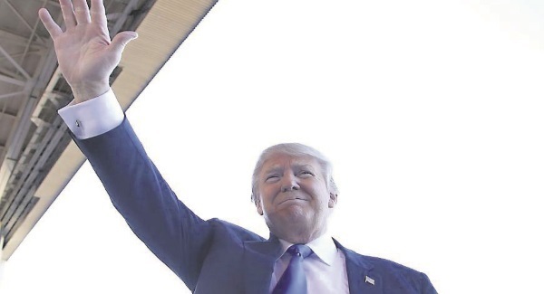 Man climbing Trump Tower in New York using suction cups