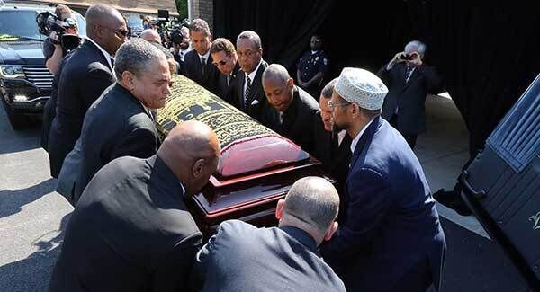Pallbearers place Muhammad Ali's casket in the hearse as it prepares to begin a procession through the fighter's hometown of Louisville. Photo: Michael Clevenger/The Courier-Journal via AP