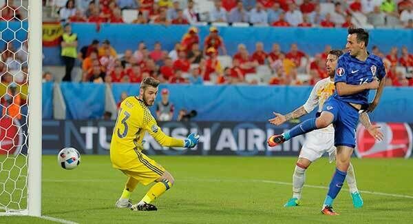 Croatia's Nikola Kalinic, right, scores his side’s first goal past Spain goalkeeper David De Gea. AP Photo/Manu Fernandez
