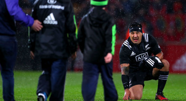 Maori All Blacks' captain Ash Dixon presents Anthony Foley's kids with a jersey. Pic: INPHO/James Crombie