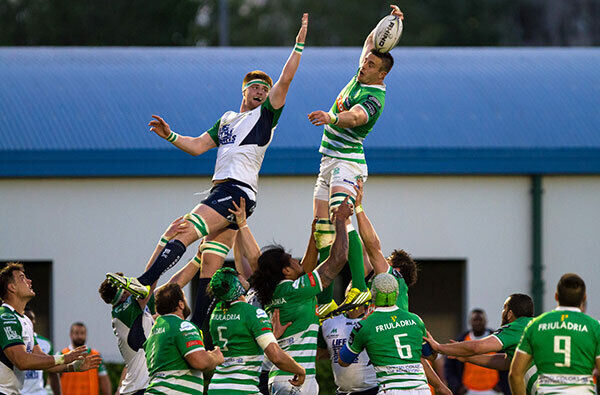 Connacht's Sean O'Brien contests a line-out with Abraham Steyn of Treviso. Photo: INPHO/Alfio Guarise