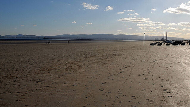 Sewage spill closes two Dublin beaches