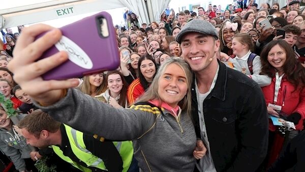 Lauren Delaney, Loreto Secondary School, Kilkenny, takes a selfie with Love Island winner Greg O’Shea at the Grá Island contest held in the National Dairy Council’s tent. Picture: Robbie Reynolds