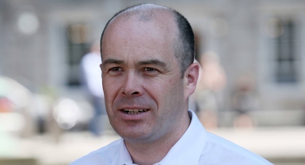 Minister to announce reduction in fees paid by small radio stations