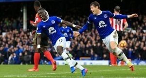 Everton's Idrissa Gueye (left) celebrates scoring his side's first goal with team-mate Ross Barkley during the Premier League match at Goodison Park, Liverpool. PRESS ASSOCIATION Photo.