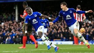 Leicester drop into relegation zone while Moyes endures miserable Goodison return