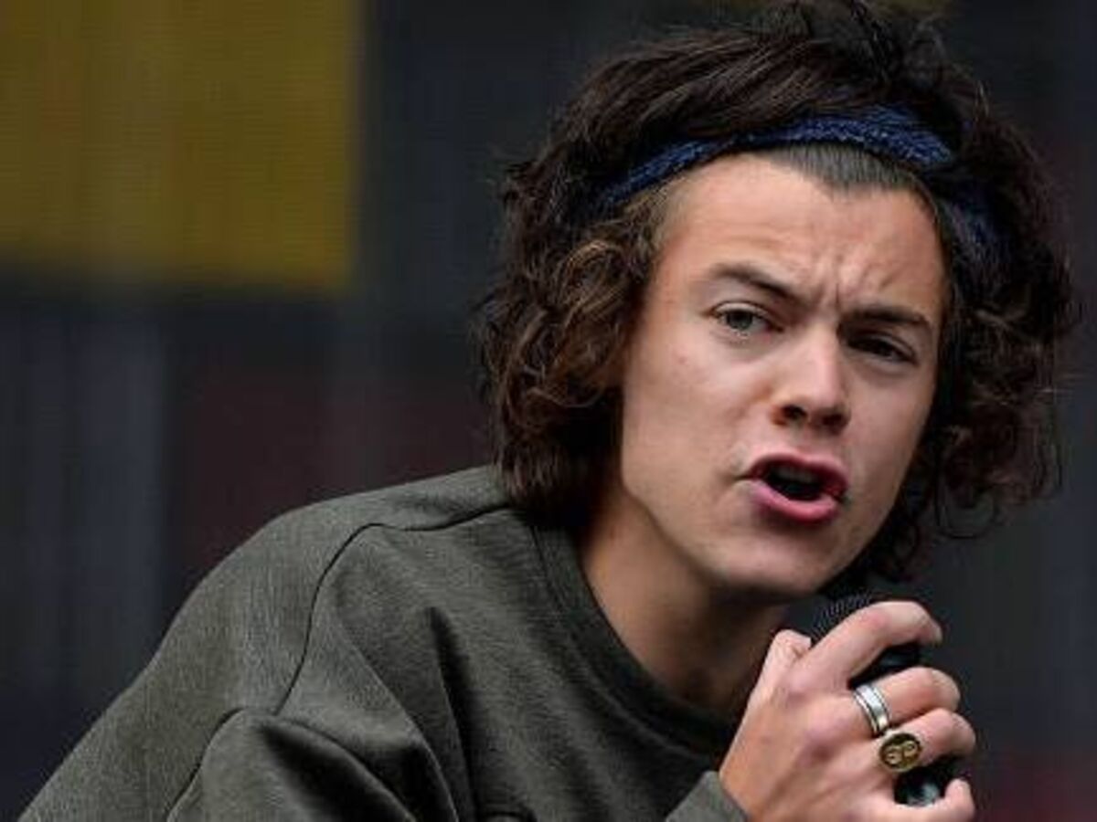 does harry styles smoke cigarettes in london recently Dark (Harry Styles) - Chapter