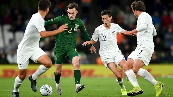 Lee O’Connor in action against Liberto Cacage, Elijah Just, and Joe Bell of New Zealand. Photo by Seb Daly/Sportsfile