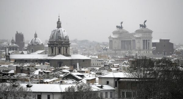 A view of Rome's snow-capped skyline, with the Monument of the Unknown Soldier seen at right, after a snowfall, Monday, February 26, 2018. Photo: AP/Alessandra Tarantino.