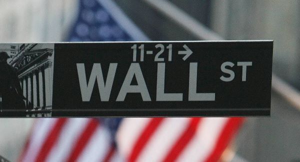 Wall Street stocks rally then sink as turbulence continues