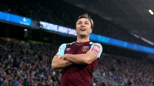 Premier League wrap: Chelsea struggle; West Ham smash Huddersfield