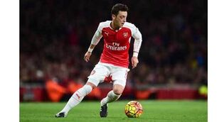 Mesut Ozil to confirm long-term future in club-record contract renewal