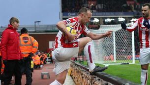 Premier League wrap: Spurs surge, Stoke miss crucial penalty, Swansea extend unbeaten run