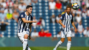 Ryan Giggs: Gareth Barry could make 700 Premier League appearances