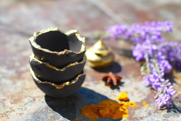 Black and gold bowls, &euro;16