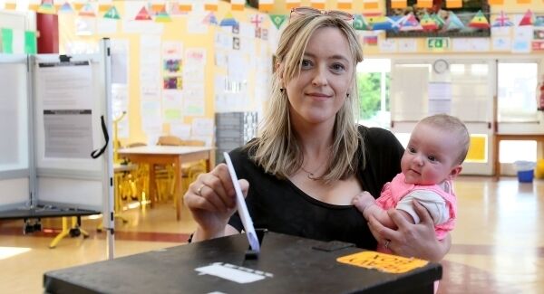 Niamh Gavin with her daughter Fiadh as she casts her vote in the Irish referendum on liberalising abortion law, at St Paul's National school in Athlone, Ireland on May 25, 2018. Photo: PAUL FAITH/AFP/Getty Images)