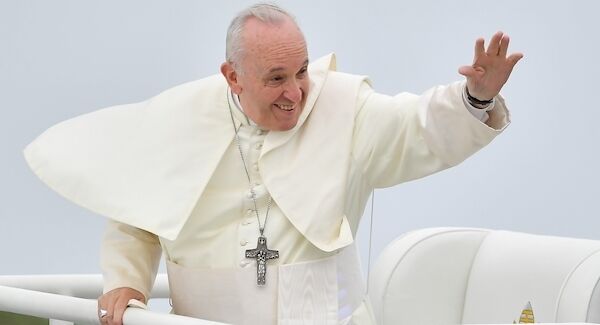 Pope Francis arrives prior to the commencement of the closing mass of his Ireland visit at the Phoenix Park in Dublin. Photo by Brendan Moran/Sportsfile