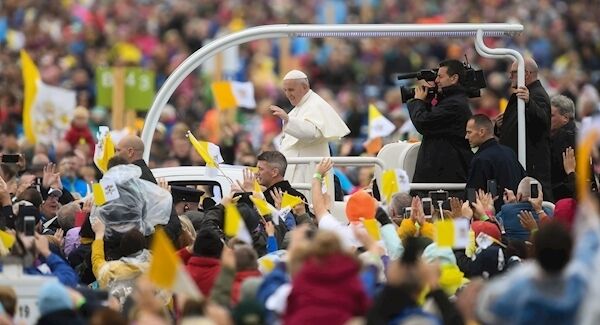 Pope Francis arrives prior to the commencement of the closing mass of his Ireland visit at the Phoenix Park in Dublin. Photo by Stephen McCarthy/Sportsfile
